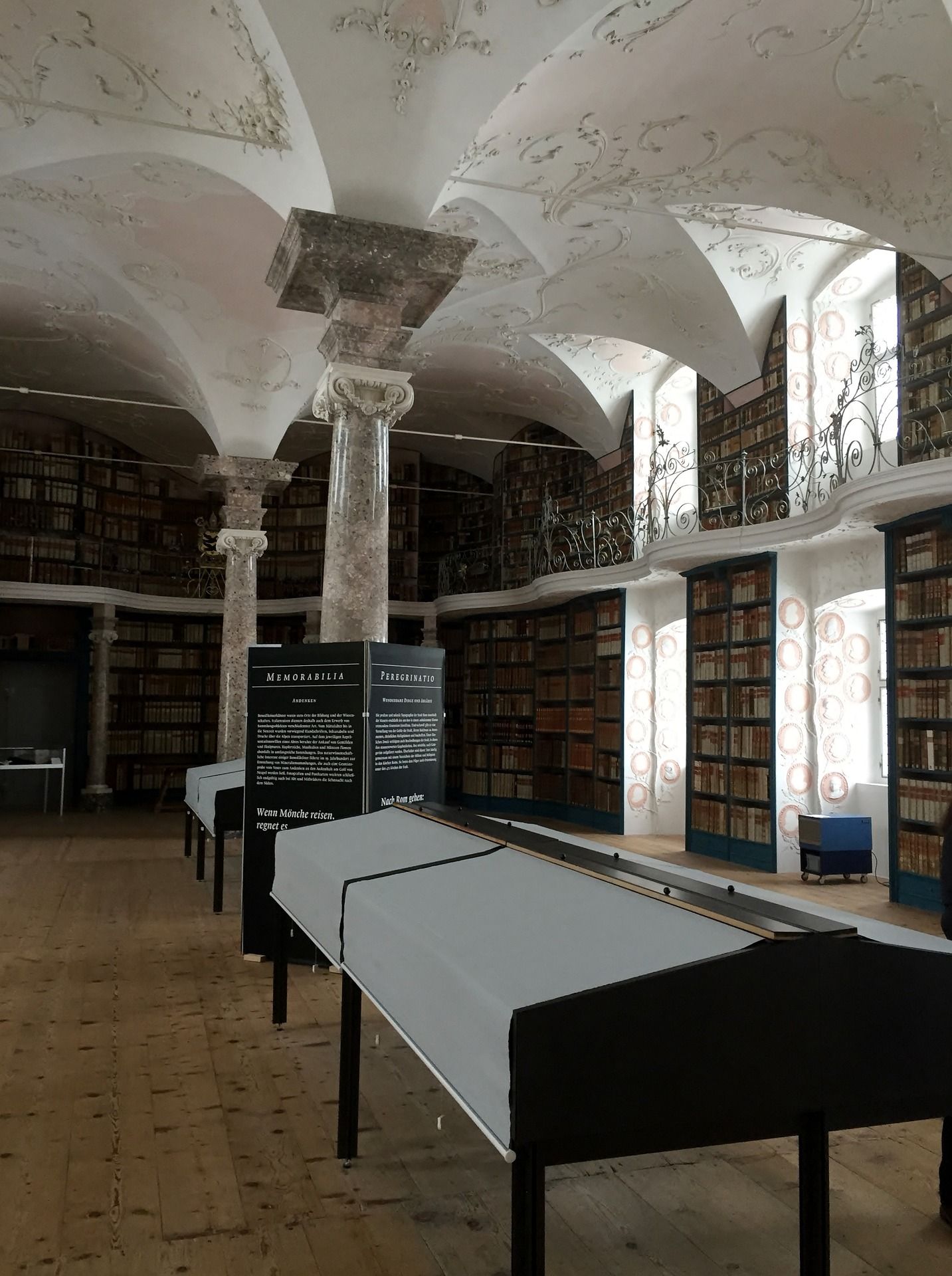 Bibliotek i klostret Einsiedeln med historiska bokband och imponerande arkitektur.