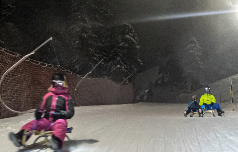 تزلج ليلي على جبل ملشسي فروت في جو من الأجواء الشتوية ليلاً