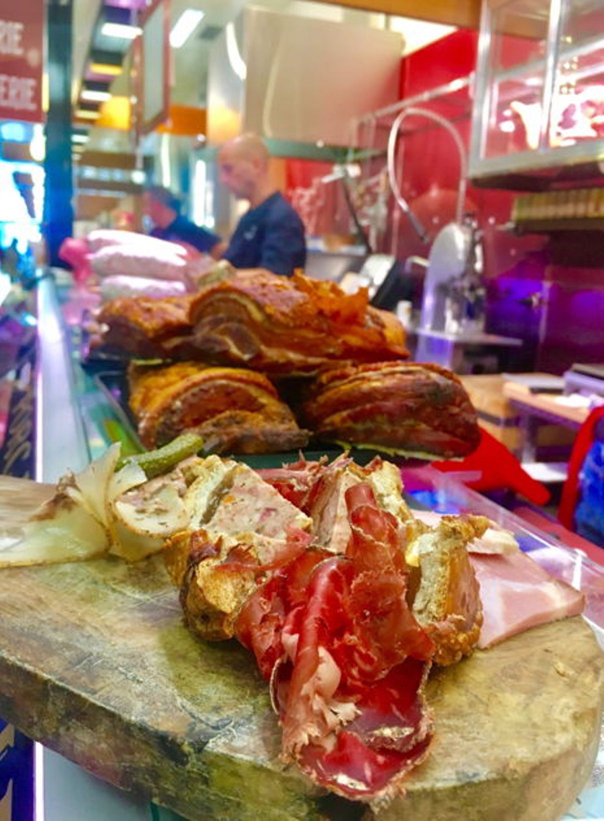 पुराने शहर में खाने की यात्रा के दौरान स्वादिष्ट खासियतें जिनेवा की।