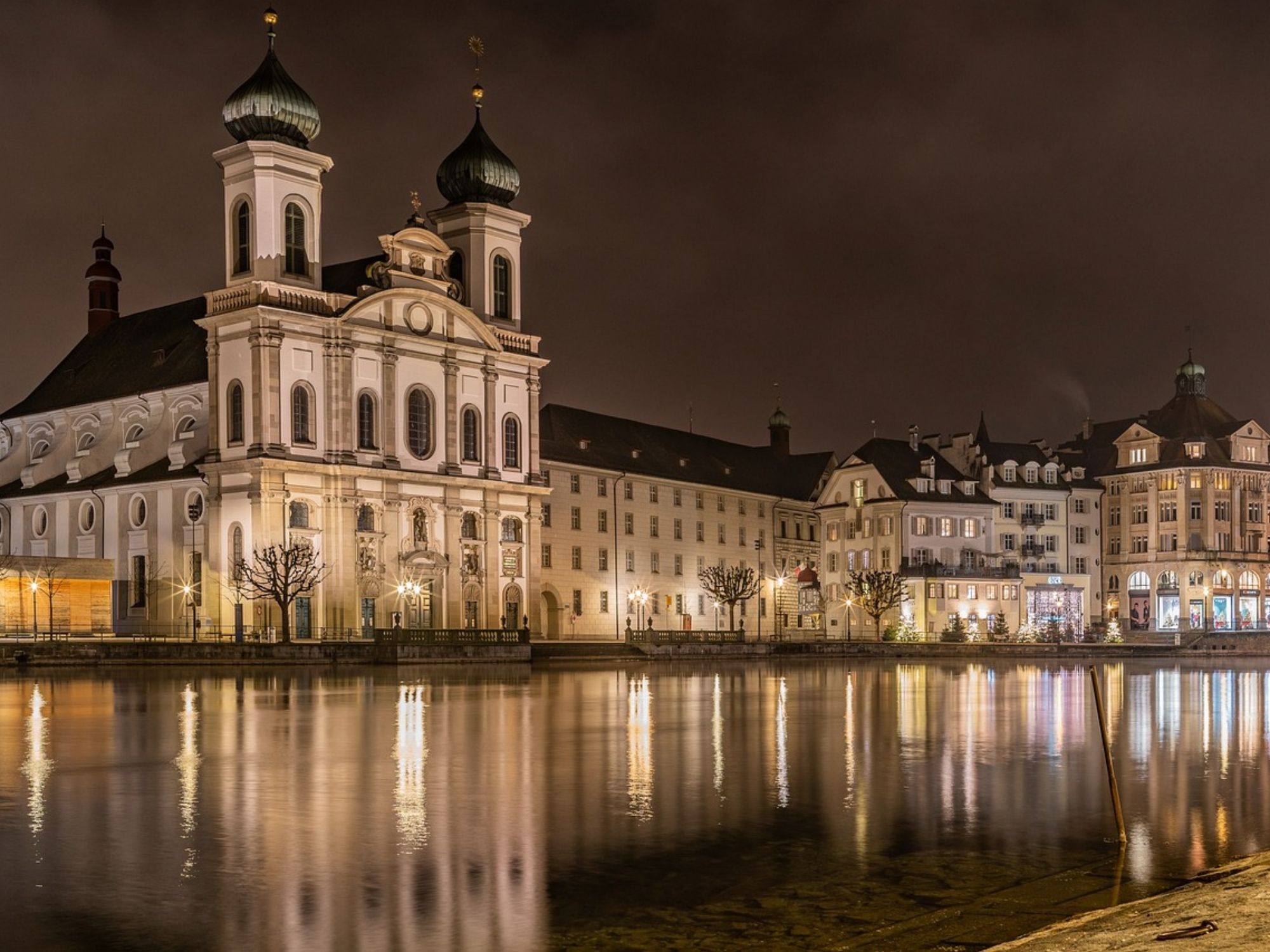 루체른: 겨울에 루체른 시와 물의 인상적인 야경.