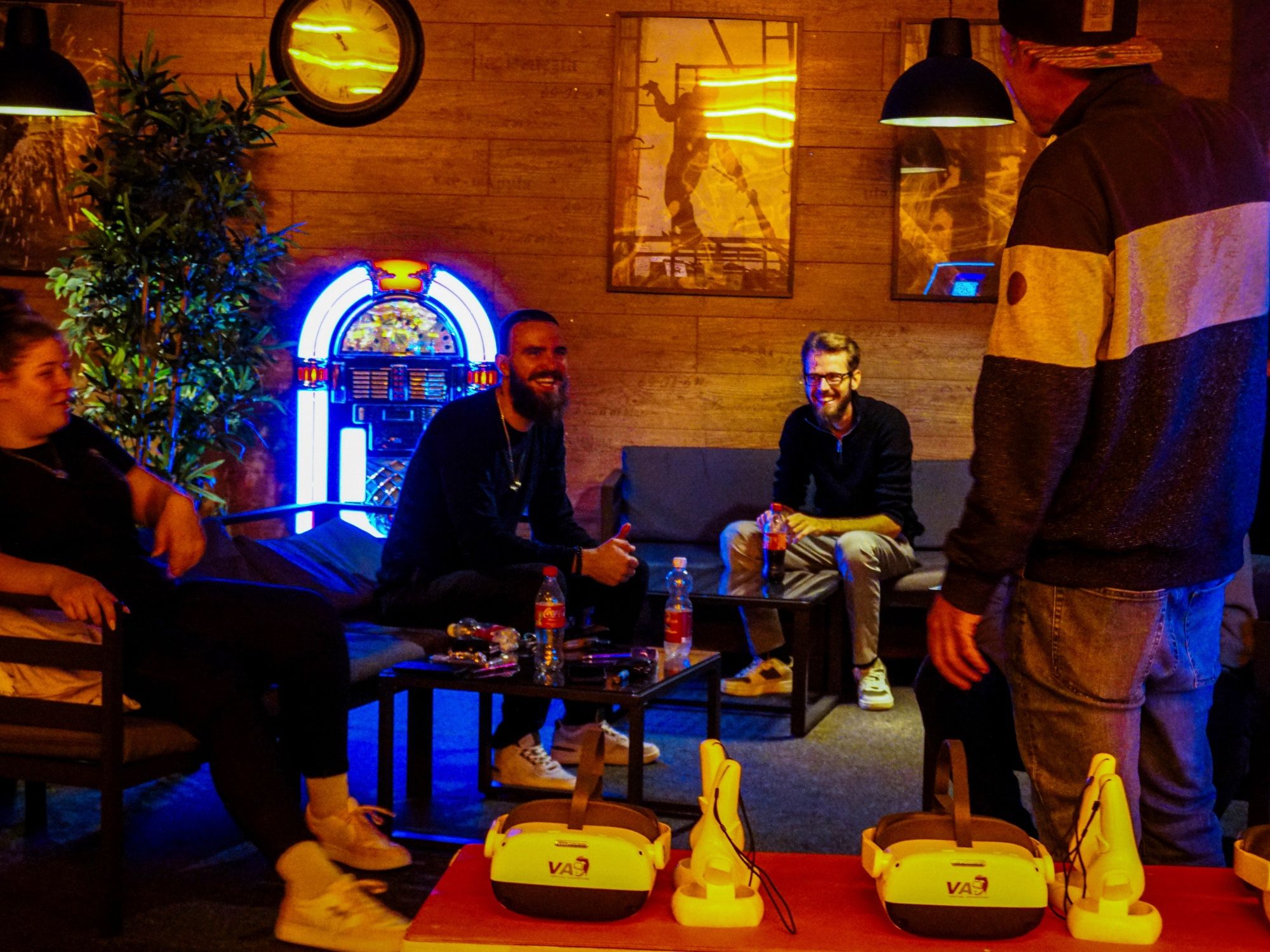 Virtuální dobrodružství: útulná skupina při hraní ve stylovém prostoru s jukeboxem a uvolněnou atmosférou.