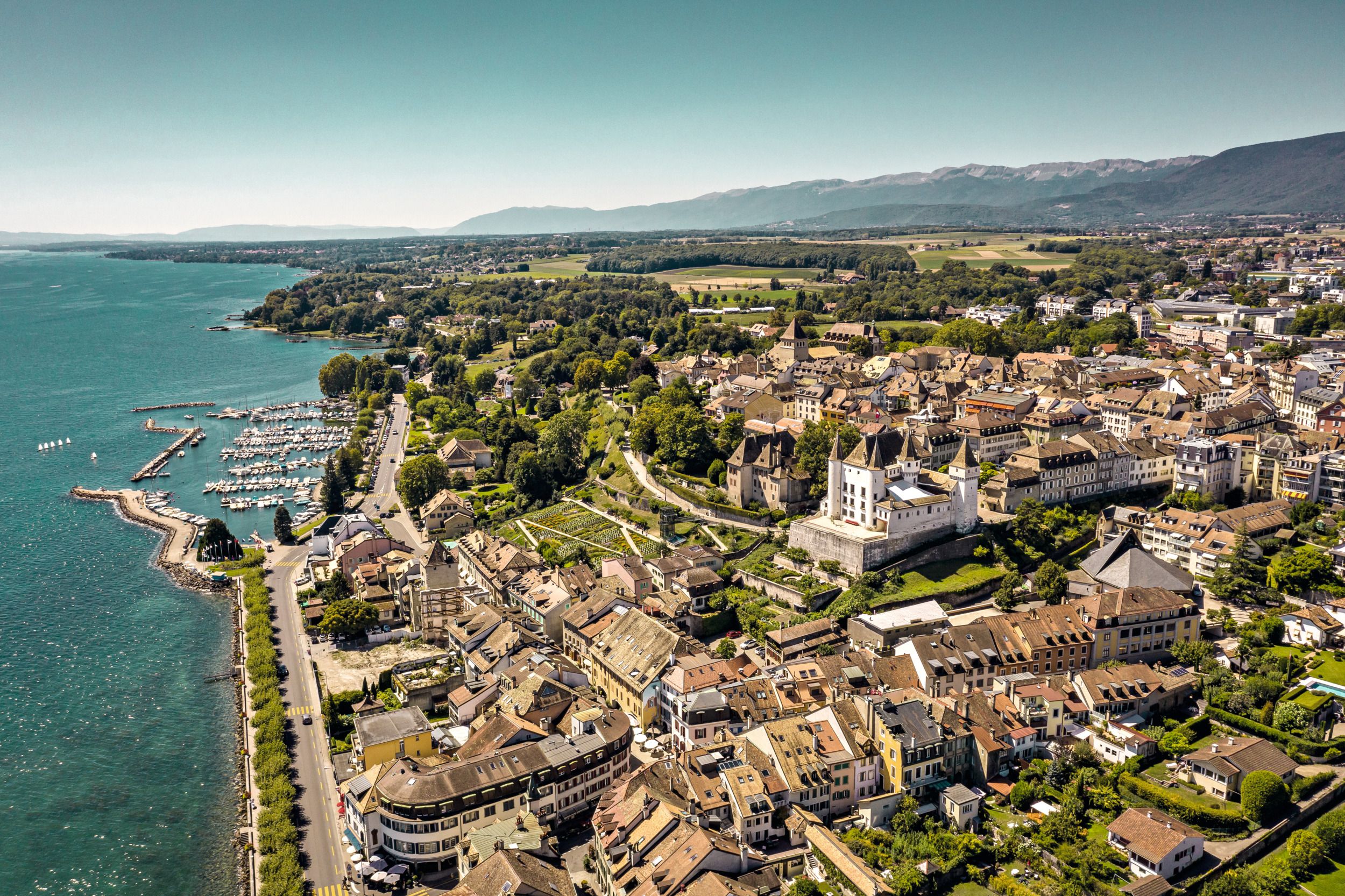 Nyon : vieille ville pittoresque avec vue sur le lac Léman, idéale pour les familles et les visiteurs amateur d'art.