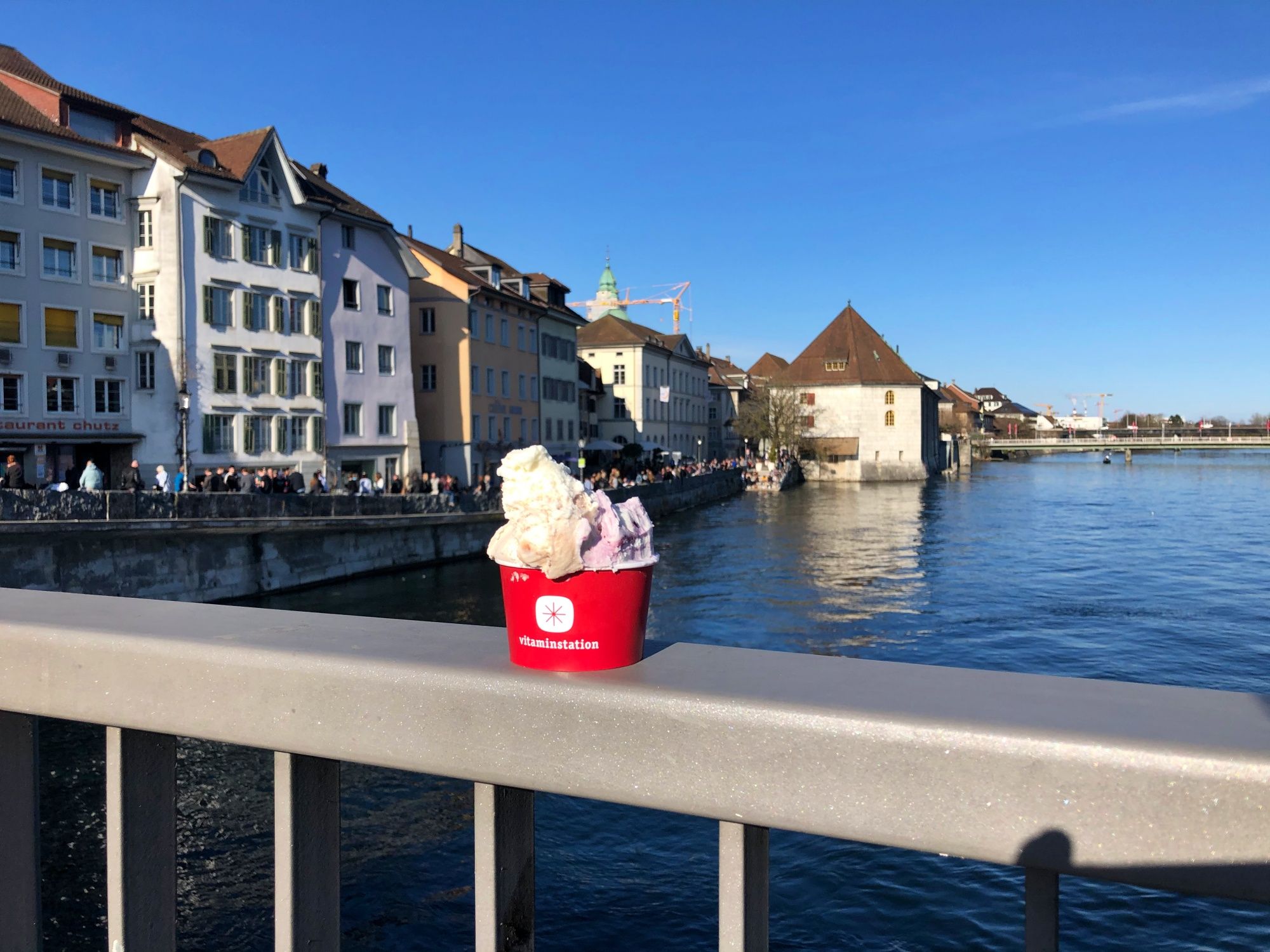 Vitaminstation: gelato delizioso lungo il fiume – goditi una giornata estiva perfetta in città.