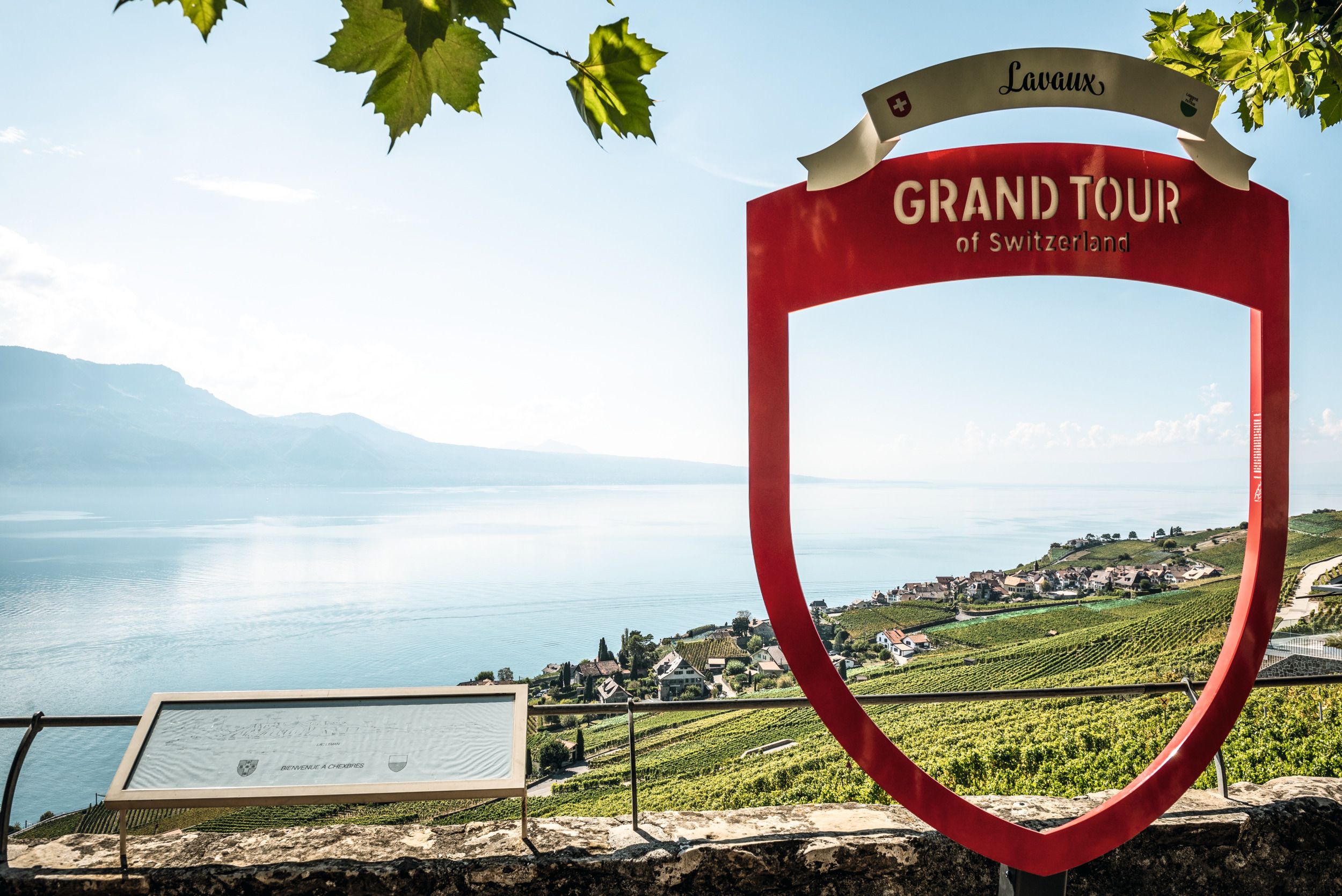 Lavaux : Découvre le paysage viticole au bord du lac Léman avec une vue grandiose en Suisse.