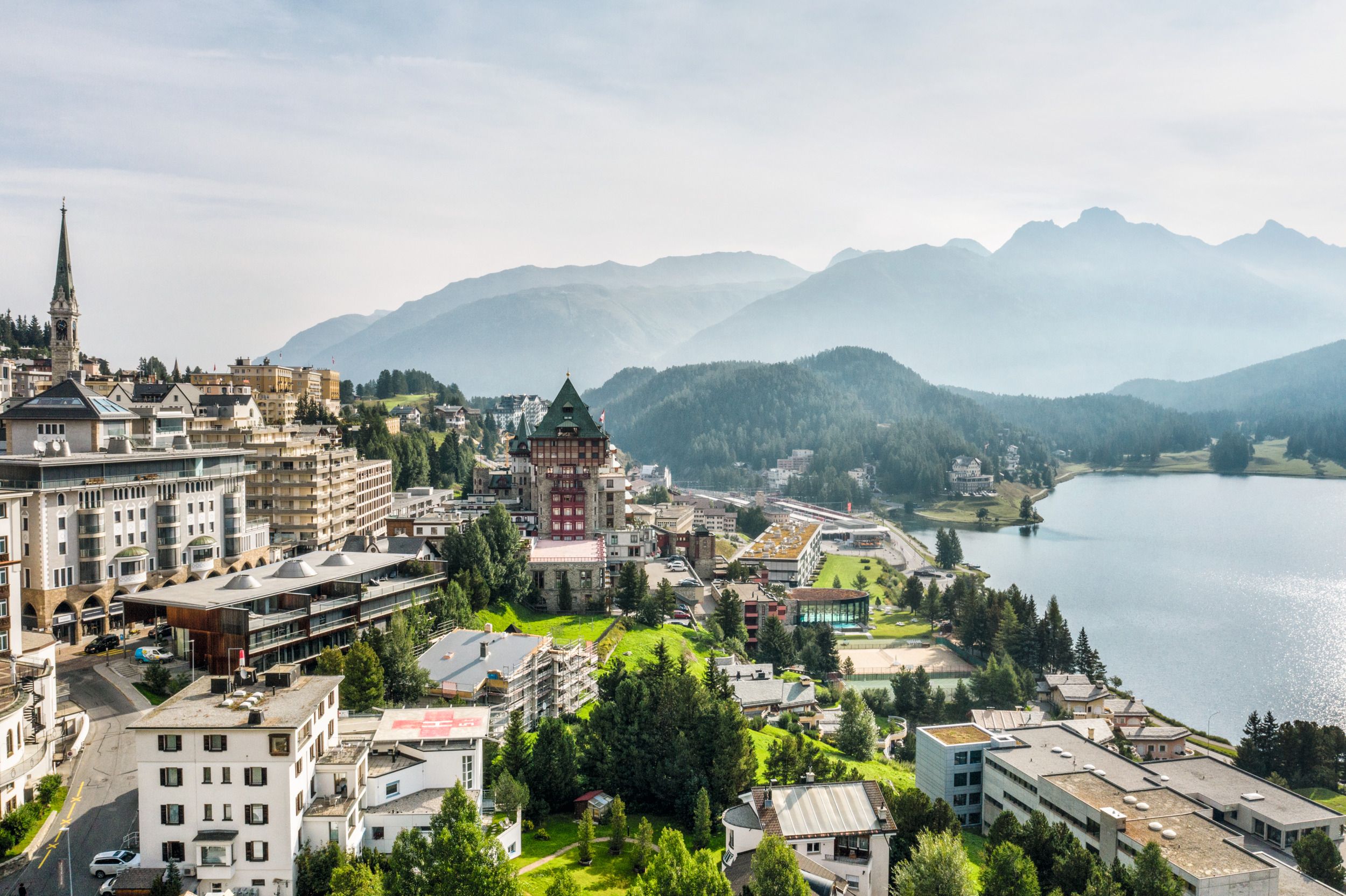 St. Moritz: Panorama with mountain lakes and hotels in winter for activities in Switzerland.