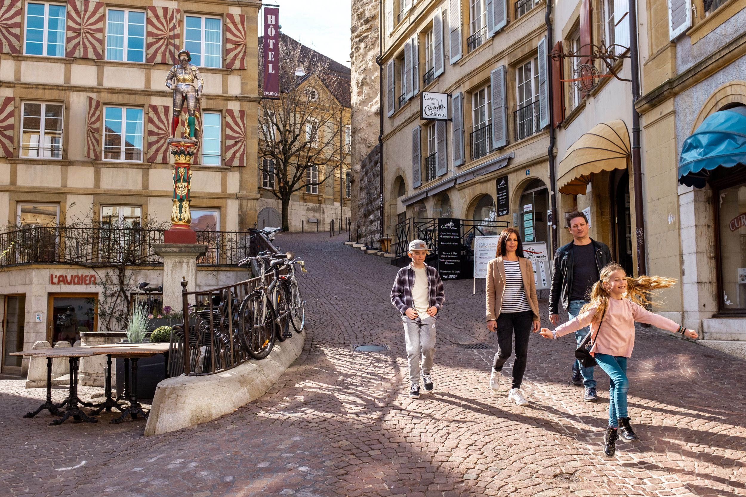 Neuchâtel : charmante vieille ville avec des familles actives dans la ville. Découvre la culture et le charme historique.