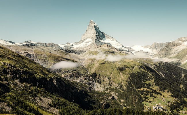 Matterhorn: impresionante montaña en Zermatt, rodeada de un impresionante paisaje alpino y naturaleza.