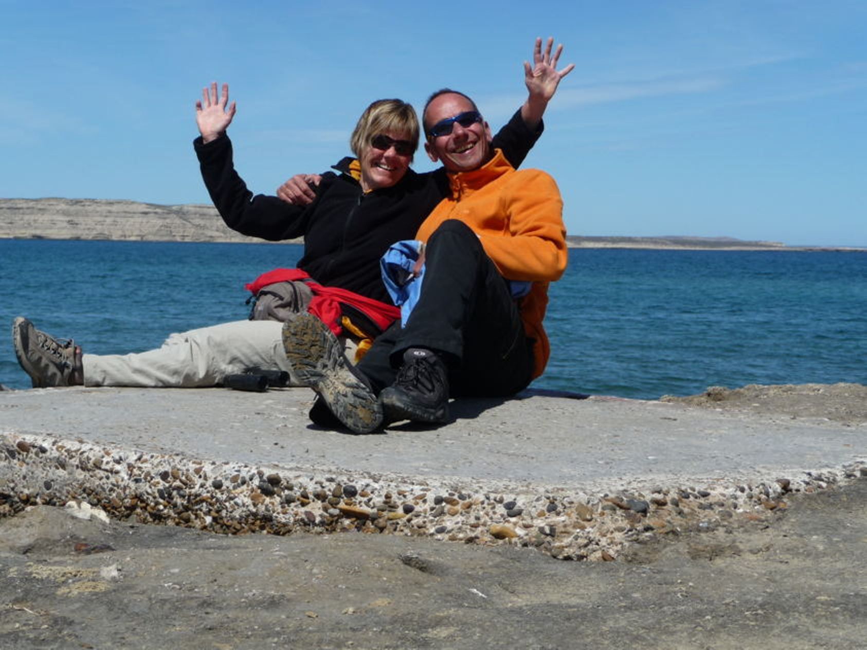 Paar geniesst Snack am Wasser in Basel