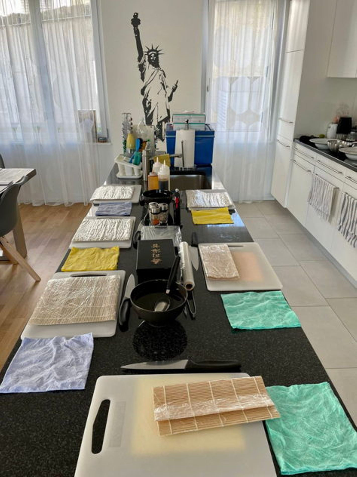 Курс по приготовлению суши в Люцерне с нарисованной статуей и кухонными принадлежностями