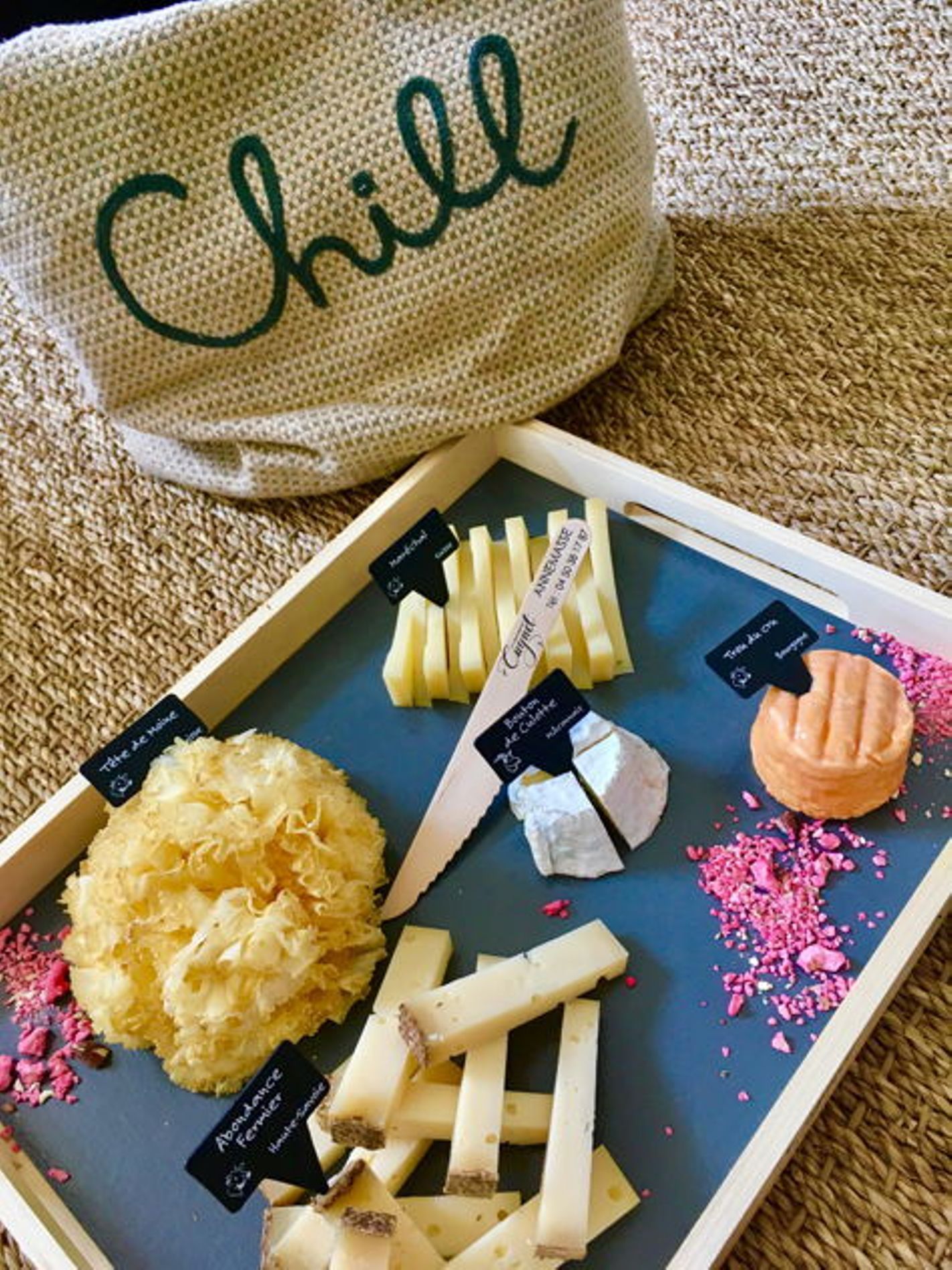 Cestino chill creativo su un tavolo, circondato da elementi decorativi.