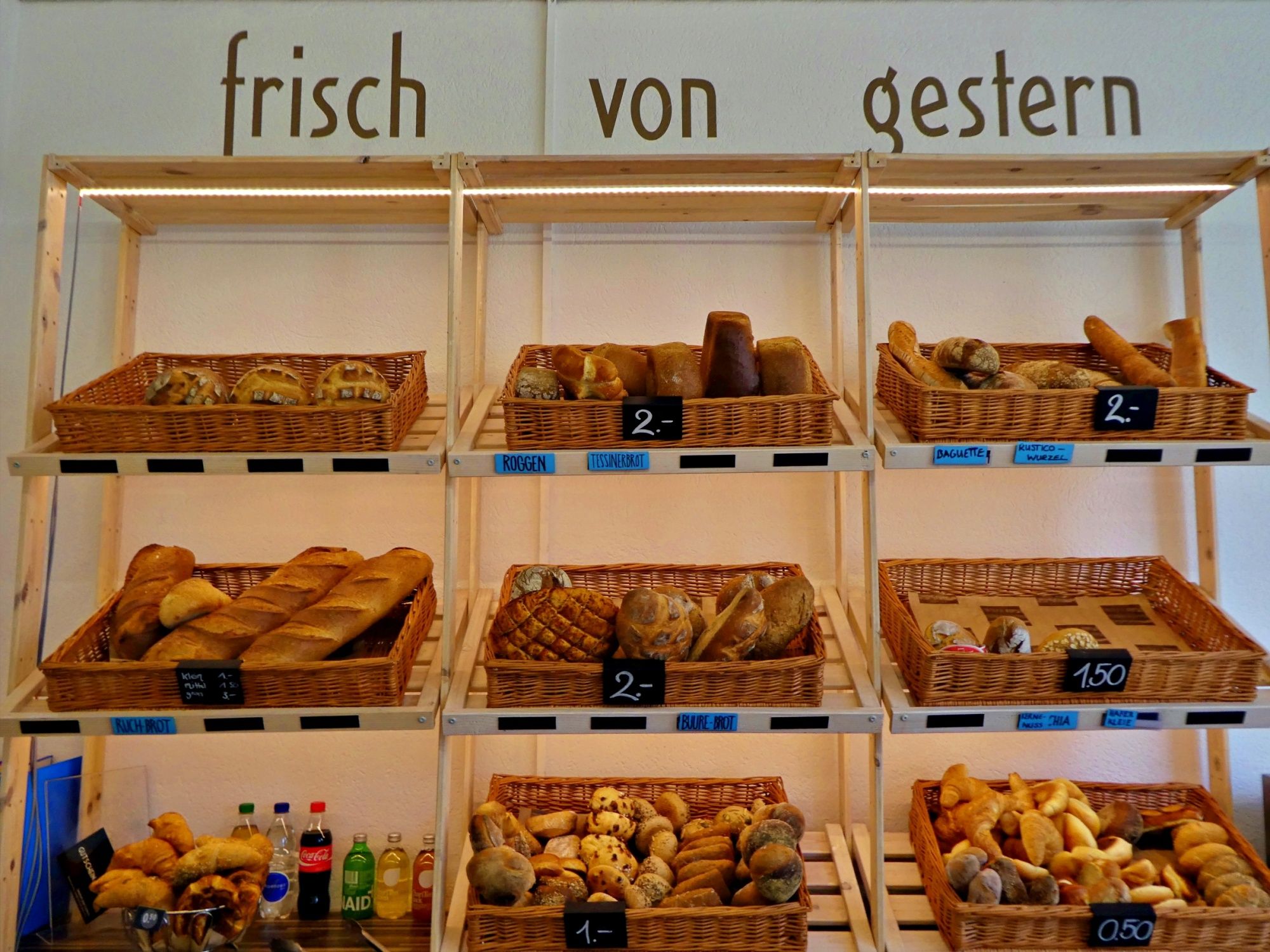 Φρέσκο και νόστιμο χθες ψωμί στη βιτρίνα: μοναδική βιολογική επιλογή στην περιοχή.