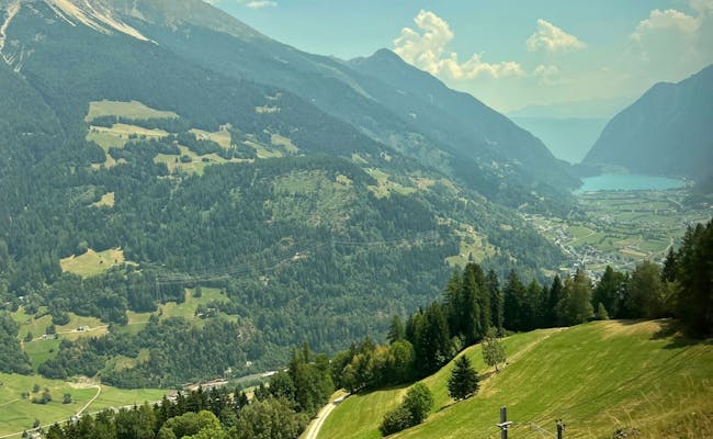 Val Poschiavo: Uitzicht op vallei en berglandschap met idyllische natuur en groene weilanden.