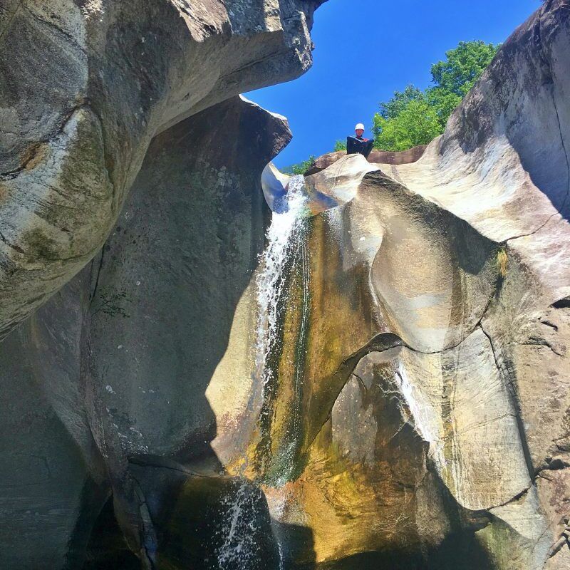 Canyoning Tessin: spannende Abfahrt im Boggera mit eindrucksvoller Naturkulisse und Wasserfall.