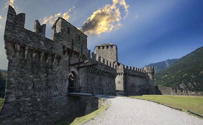 Zamek Montebello w Ticino znajduje się w regionie i przedstawia masywną kamienną ścianę z wieżami.