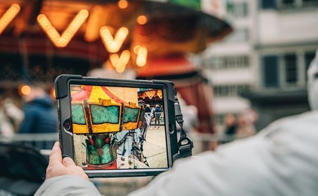Giostra al luna park con visitatori sullo sfondo