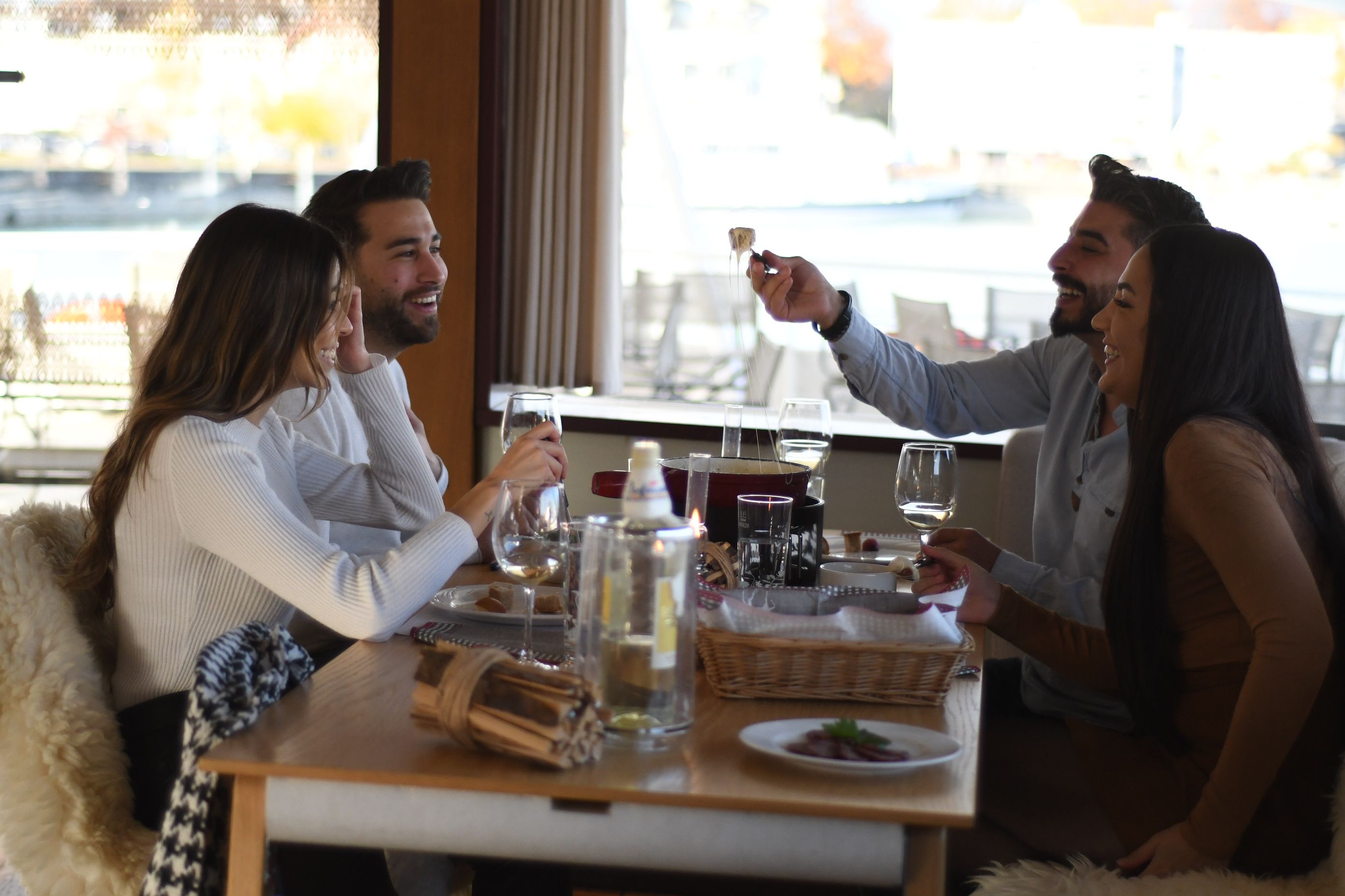 Fondue Raclette سفينة مع الأصدقاء أثناء تناول الطعام في بوندزي.