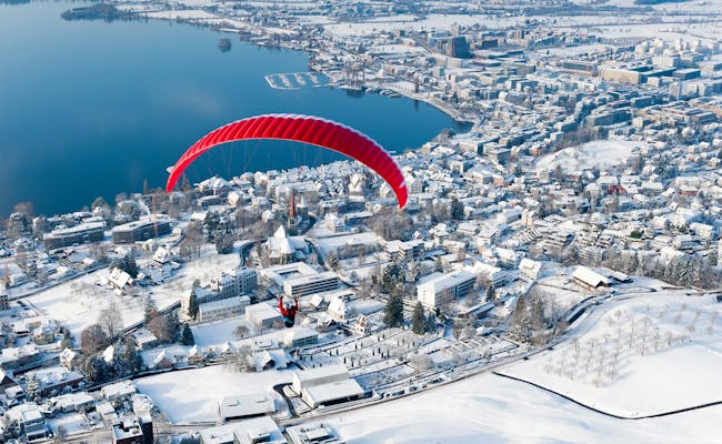 Volo in parapendio sopra il Zug imbiancato in inverno con panorama