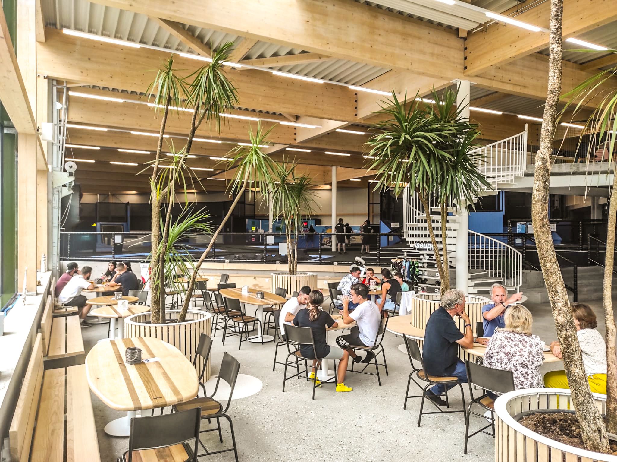 Lounge with café for relaxed moments in Xstream Park. Ideal for enjoyment and meetings.