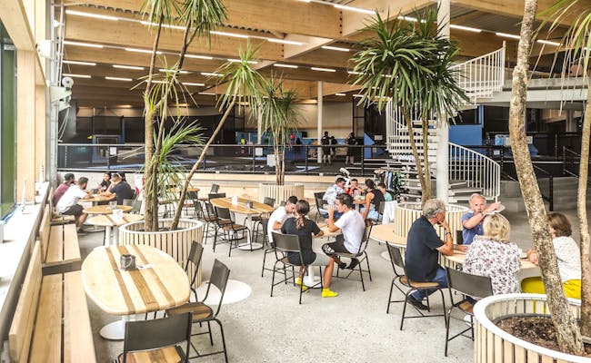 Lounge z kawiarnią na spokojne chwile w Xstream Park. Idealne miejsce na relaks i spotkania.