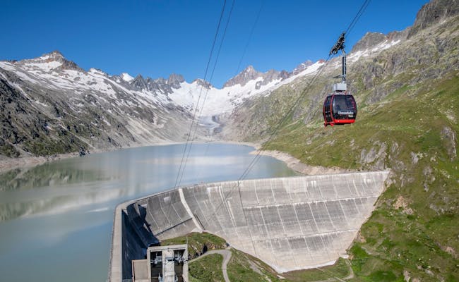 Kolej Oberaar przejeżdża nad jeziorem Oberaar do lodowca Oberaargletscher