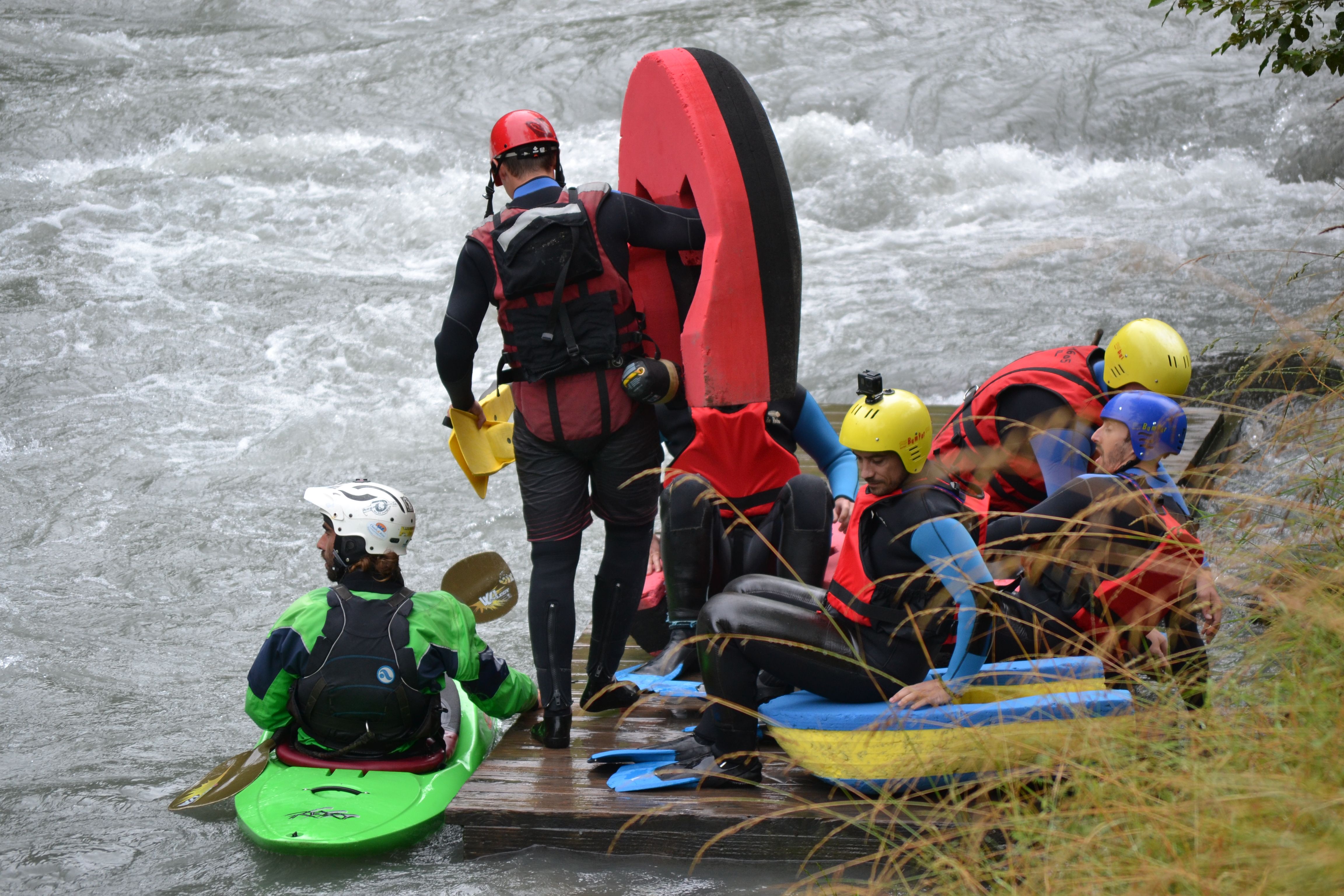 Rafting di Sungai Rhône bersama kumpulan dengan pakaian berwarna-warni di tepi air