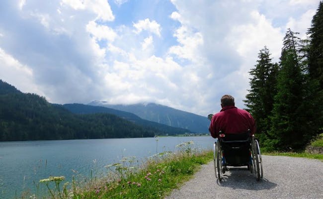 percorso attorno al lago di Davos strada in ghiaia – accesso per tutti, natura, tranquillità, alternativa per il tempo libero