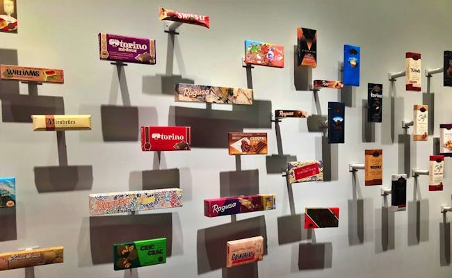 Présentation du chocolat suisse sous différentes formes sur un mur.