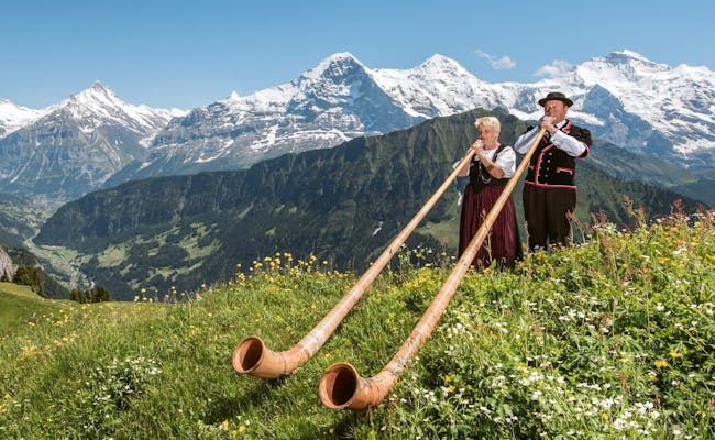 Alphorniste sur la Schynige Platte par beau temps.