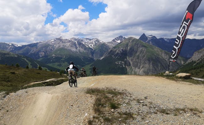 Cykeltur på mountainbike i St. Moritz med förare framför fjällandskap.