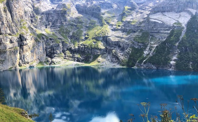 Oeschinensee met duidelijke reflectie van de bergen, wandelgebied in Zwitserland.