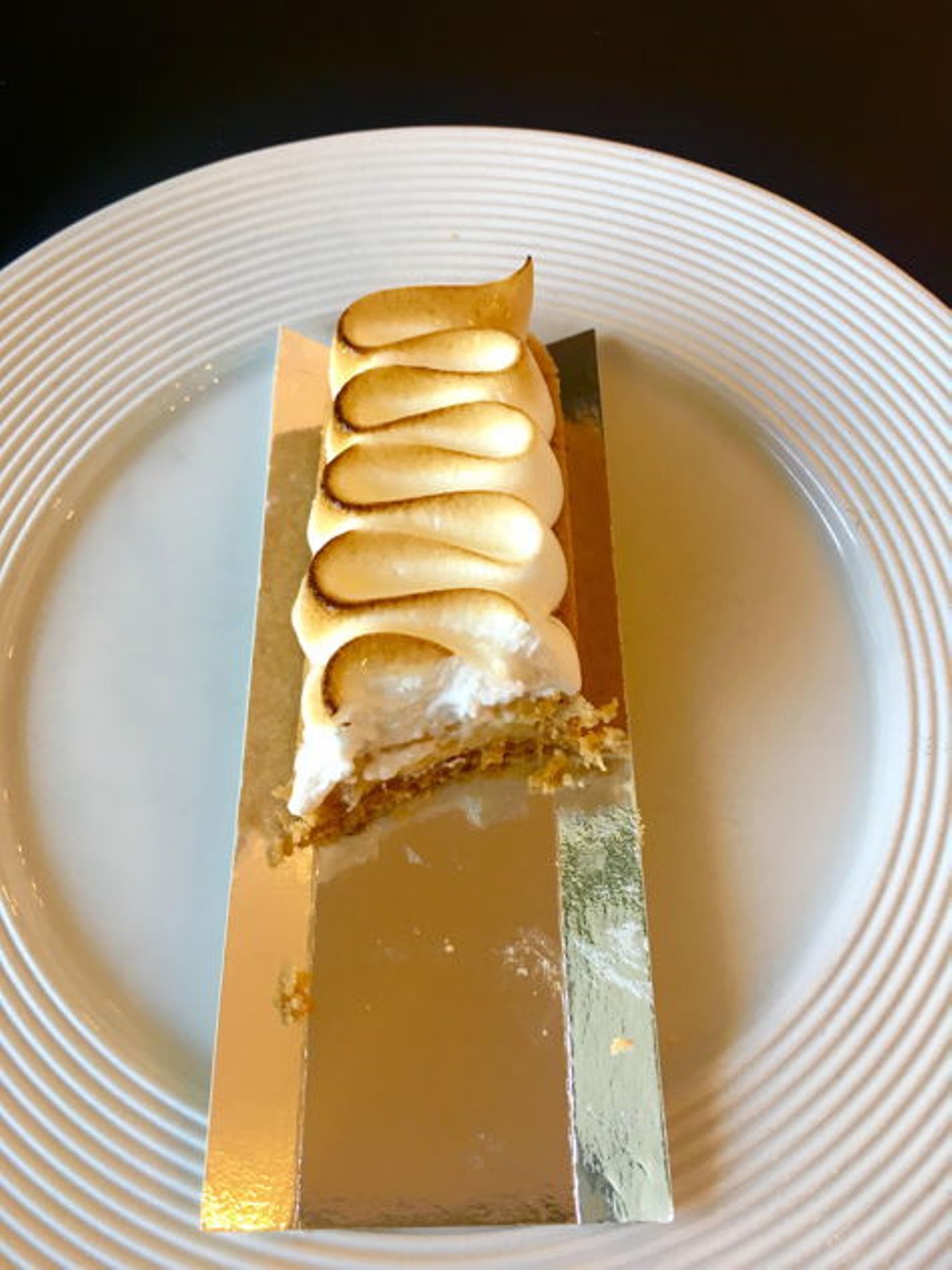 खाना यात्रा जेनेफ़ में, प्लेट पर मधुर मिठाई, सुरुचिपूर्ण सजावट के साथ