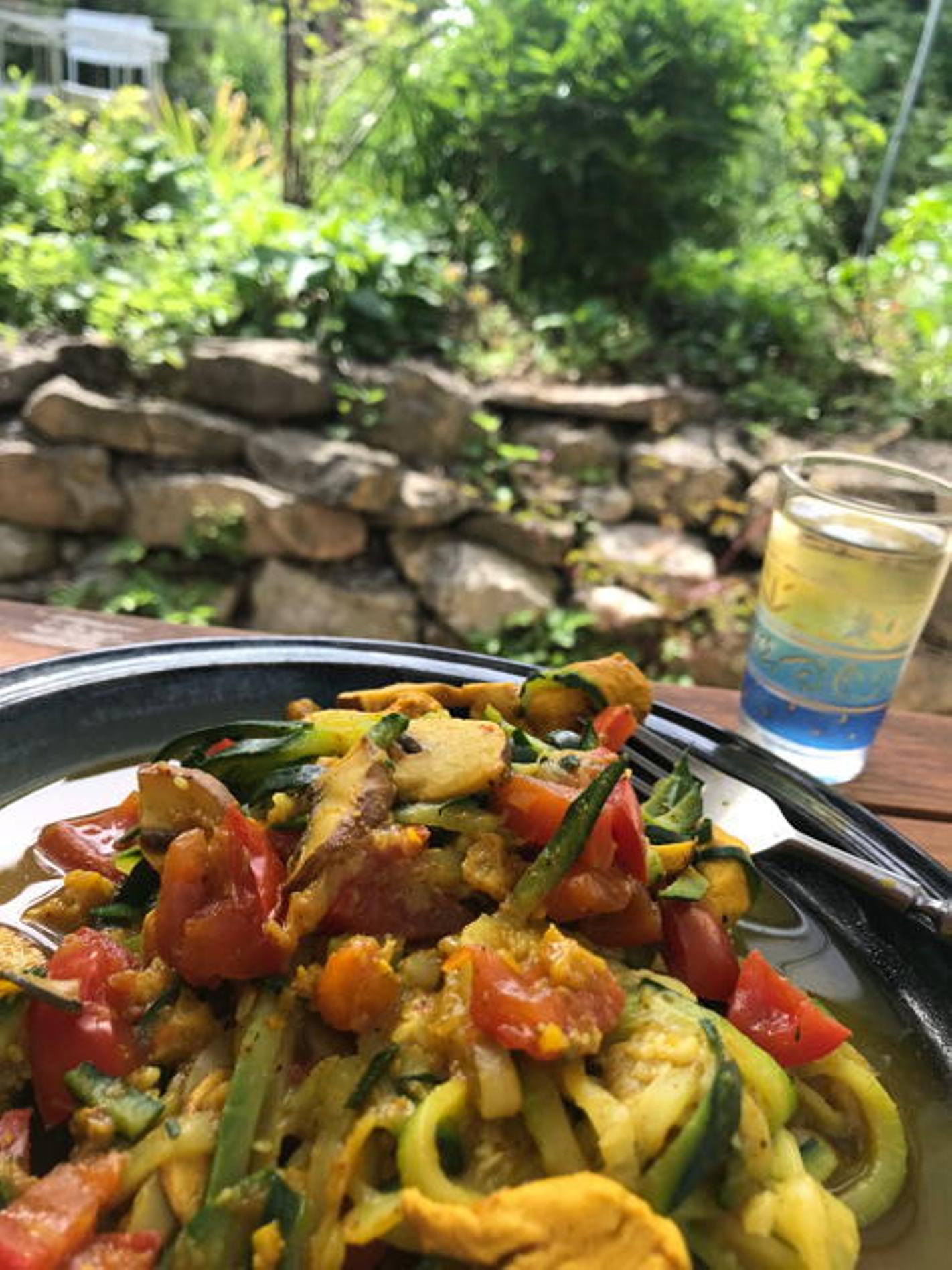 Typisk schweizerisk mad, drikkevare på bordet, have i baggrunden