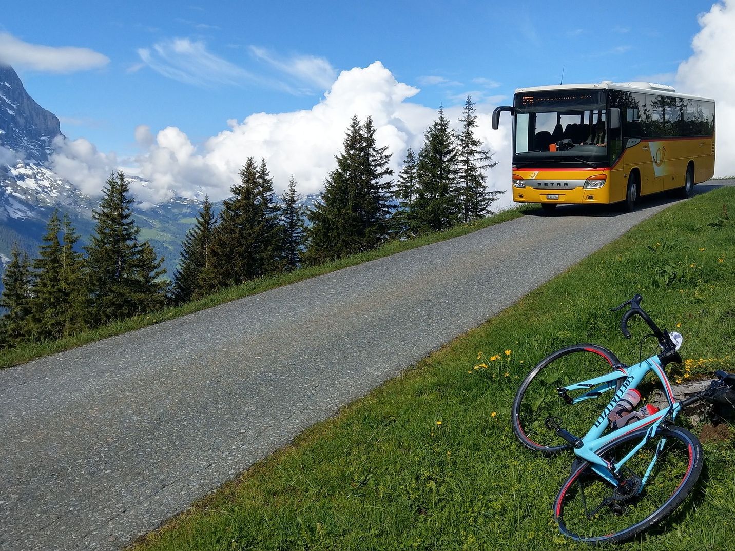 تجوب حافلة البريد الطبيعة مع إطلالة على الجبال ومعدات ركوب الدراجات في المقدمة.