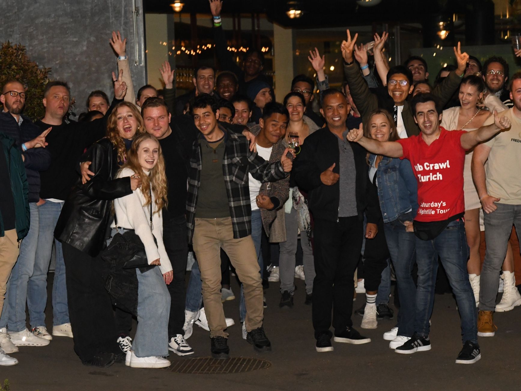 جولة حانة في زيورخ: مجموعة مع مرشد، أجواء مرحة وكتير من المشاركين في الحياة الليلية.