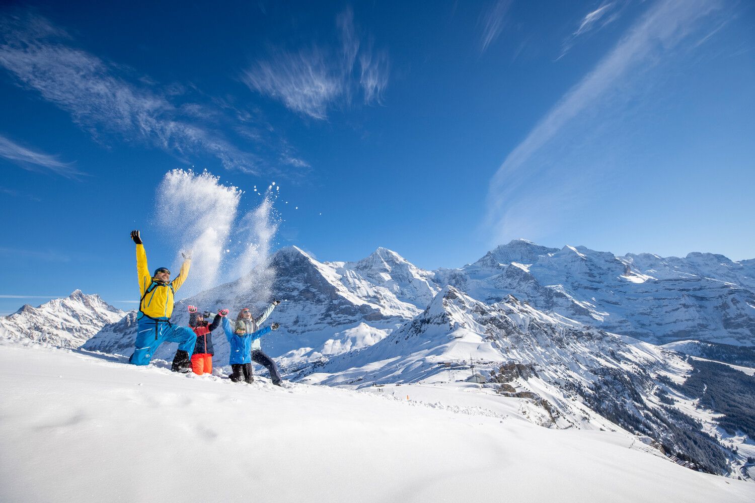 Wandern in den Schweizer Alpen mit Freunden im Schnee, Berglandschaft und Abenteuer.