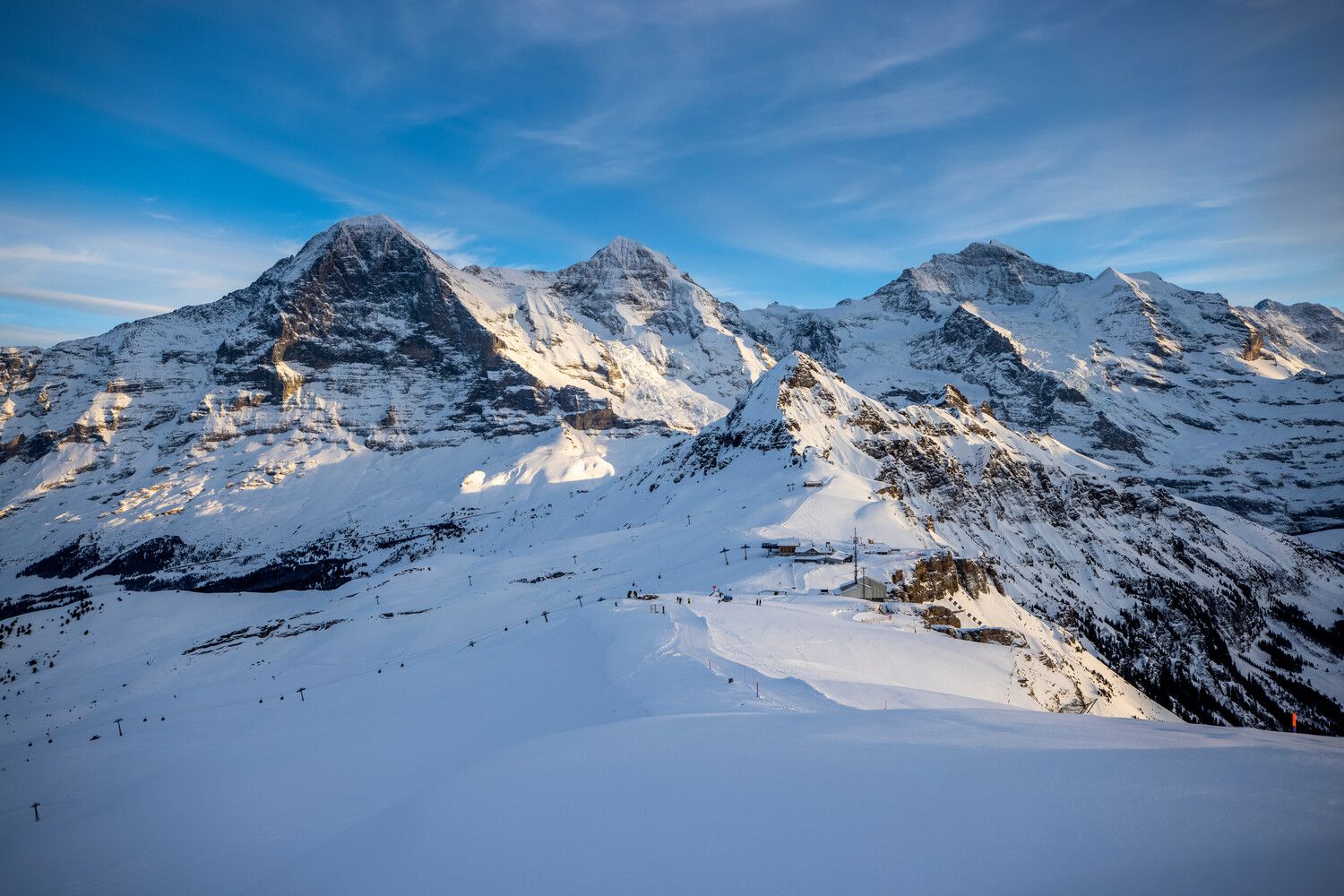 Wandern in den Alpen: schneebedeckte Berge und klare Himmel, ideal für Outdoor-Abenteuer.