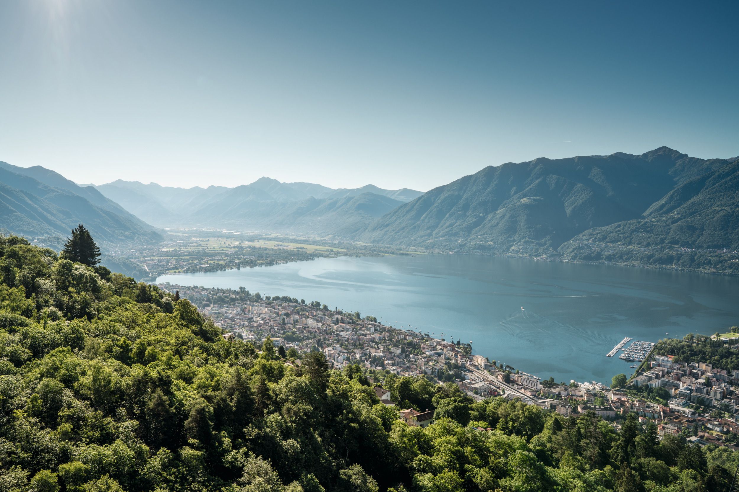 Locarno : vue pittoresque sur le lac Majeur, entouré de montagnes et de nature.
