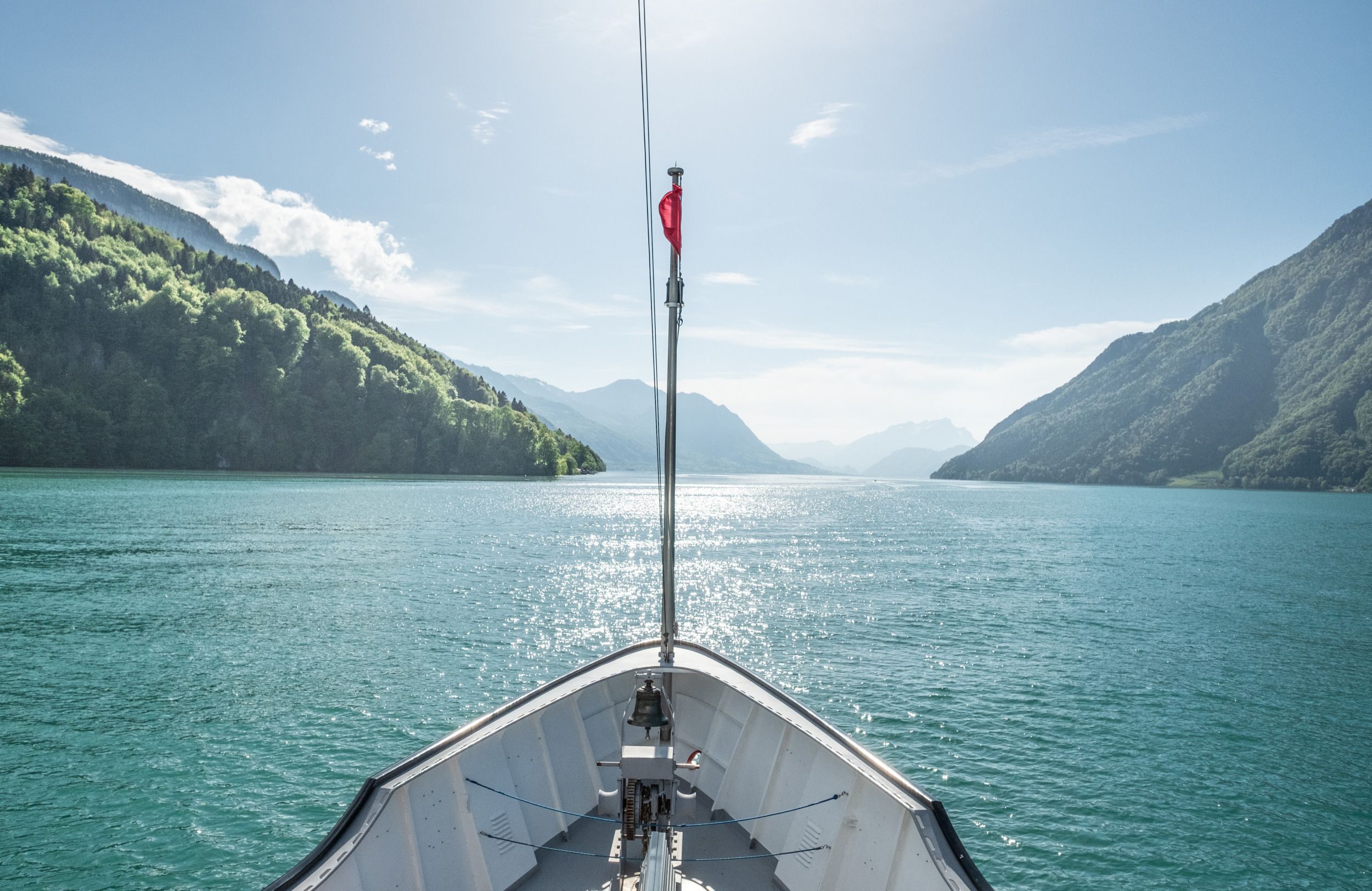 Lac des Quatre-Cantons : Profite d'une paisible promenade en bateau et du beau paysage des montagnes suisses.