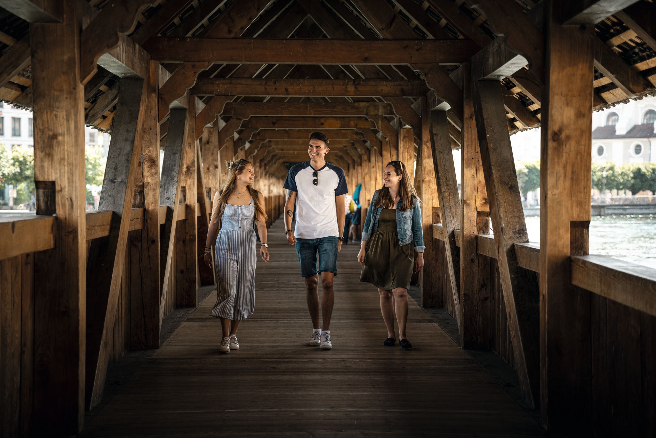 Kapellbrücke : Vis une promenade avec des amis à Lucerne, entouré d'architecture en bois et de nature.