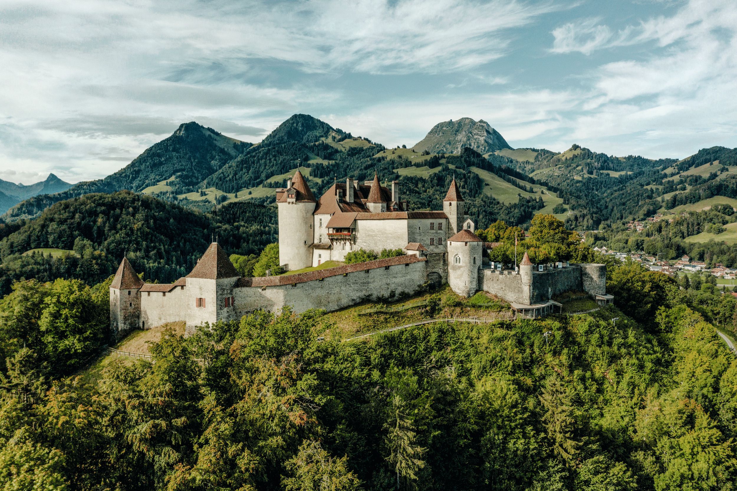 Gruyères: impressive castle surrounded by mountains and forests, ideal for nature and culture lovers.