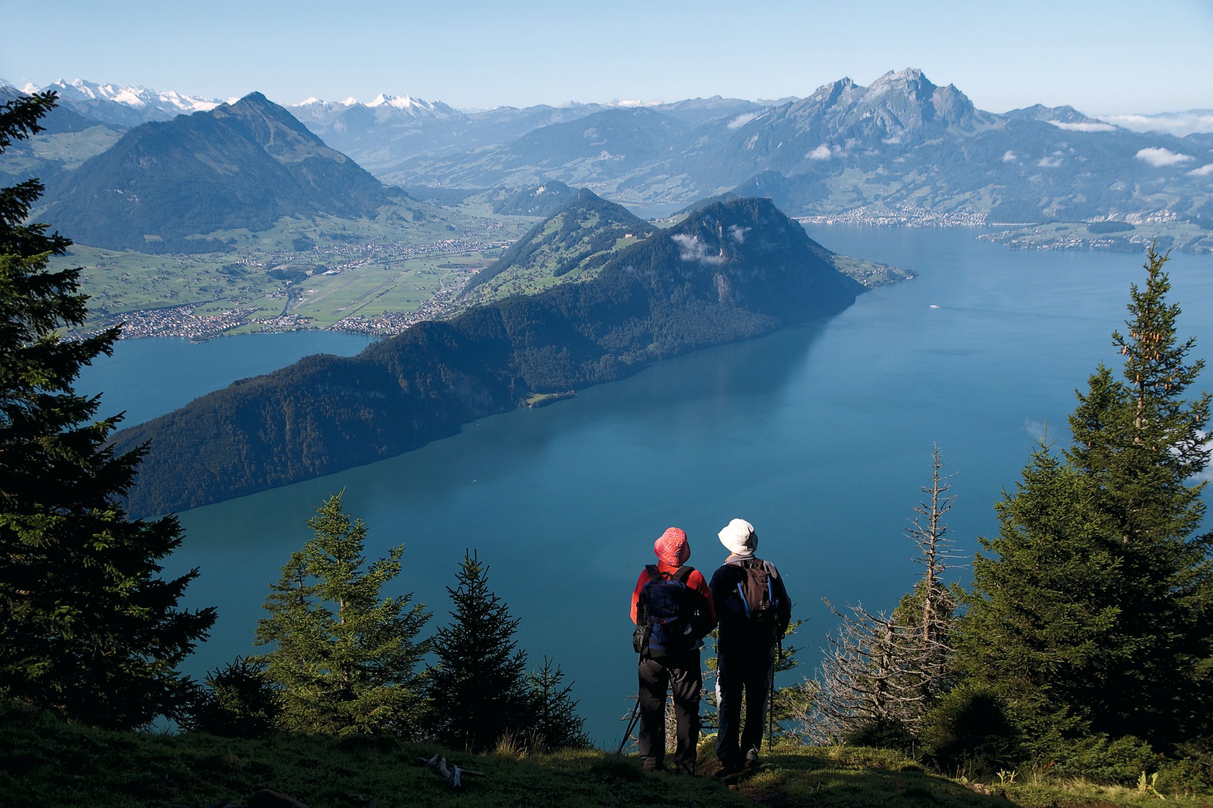 Rigi : Les randonneurs profitent de la vue sur le lac des Quatre-Cantons et les montagnes environnantes en été.