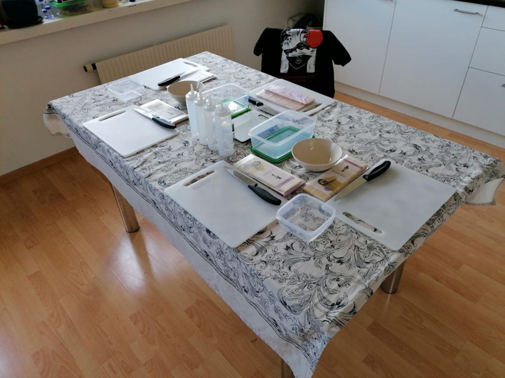 Курс суши в Люцерне с подготовленными принадлежностями на столе