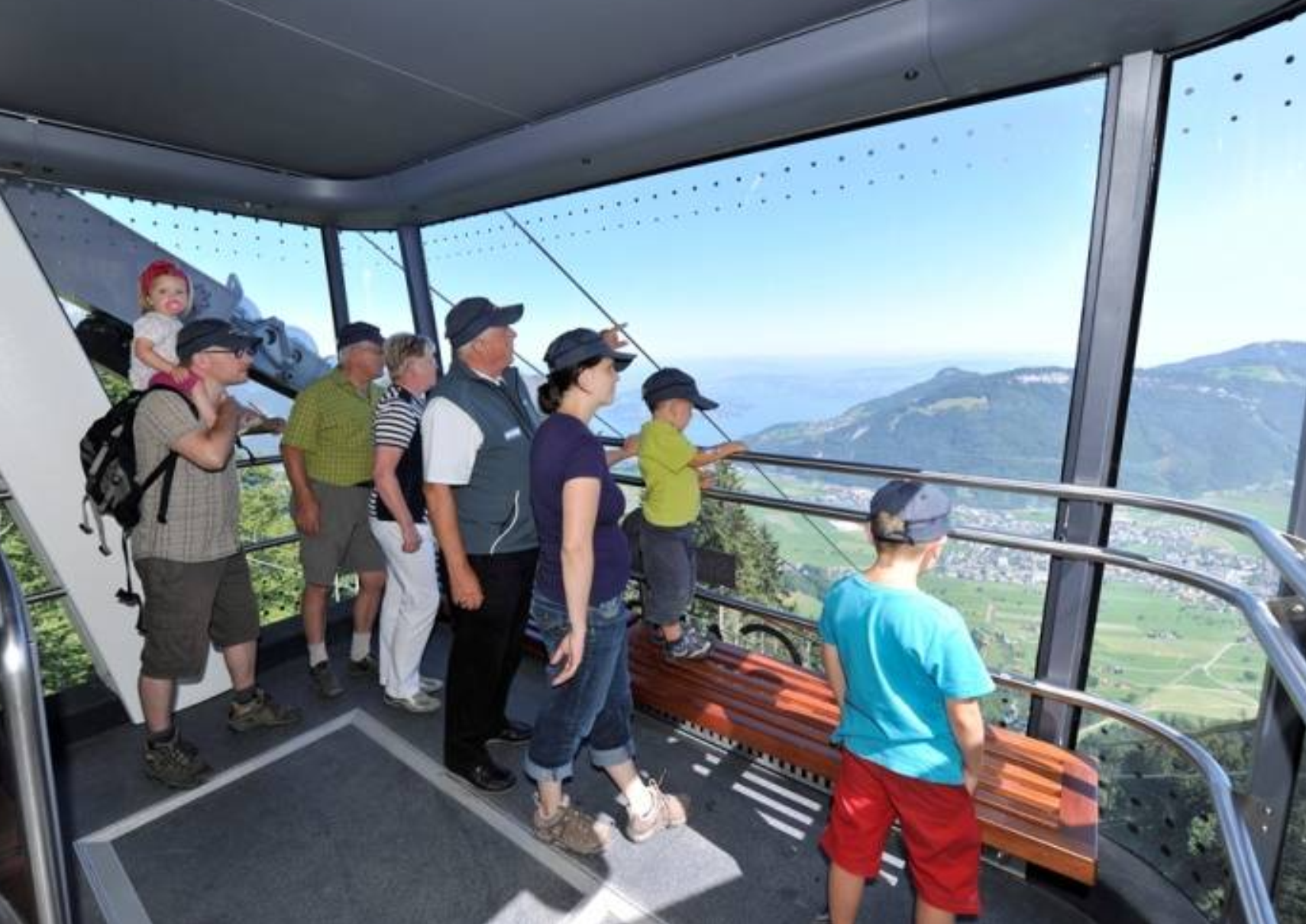 Téléphérique Cabrio Stanserhorn avec vue sur le paysage et les invités.