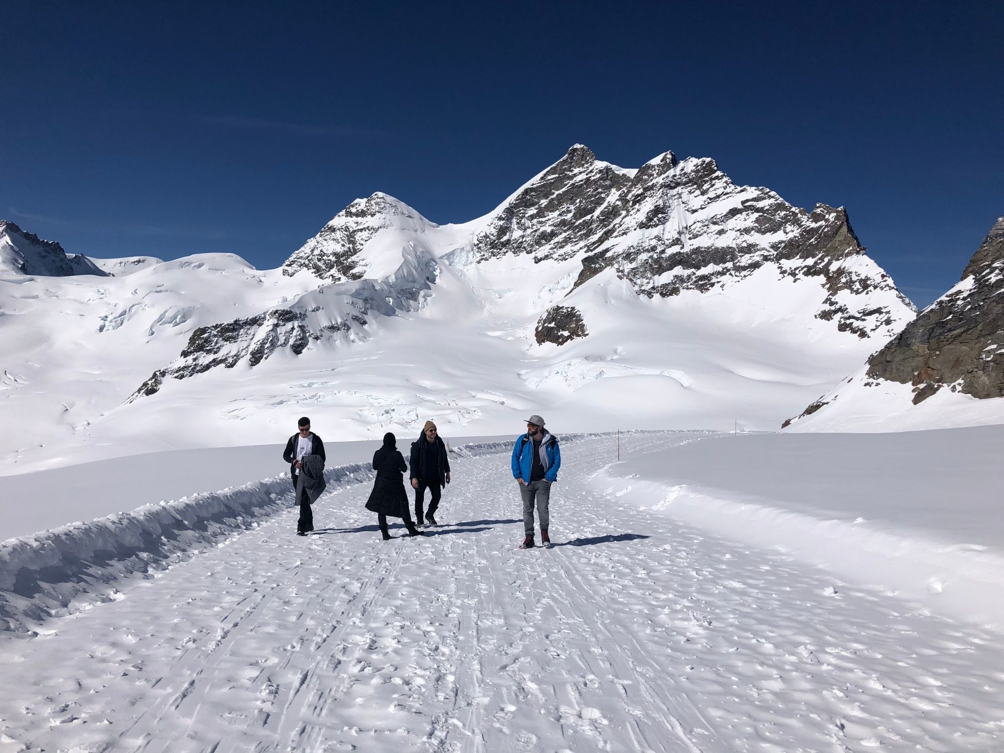 Τελευταία στάση: Τελευταία δράση με χειμερινές πεζοπορίες σε χιόνι στα βουνά της περιοχής των Γιουγκφράουρ.