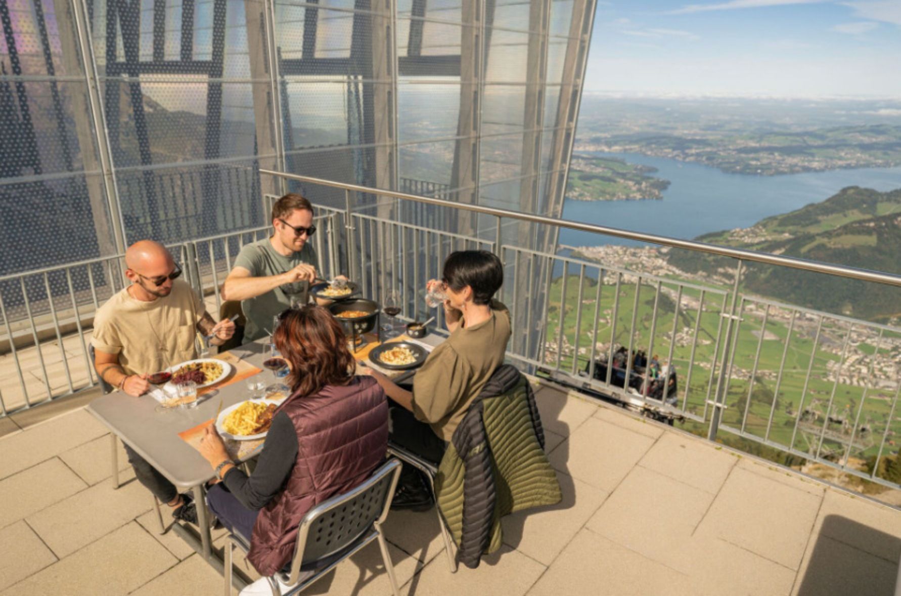 Restaurant au Stanserhorn : Savoure un délicieux repas avec vue sur le lac des Quatre-Cantons et les Alpes.