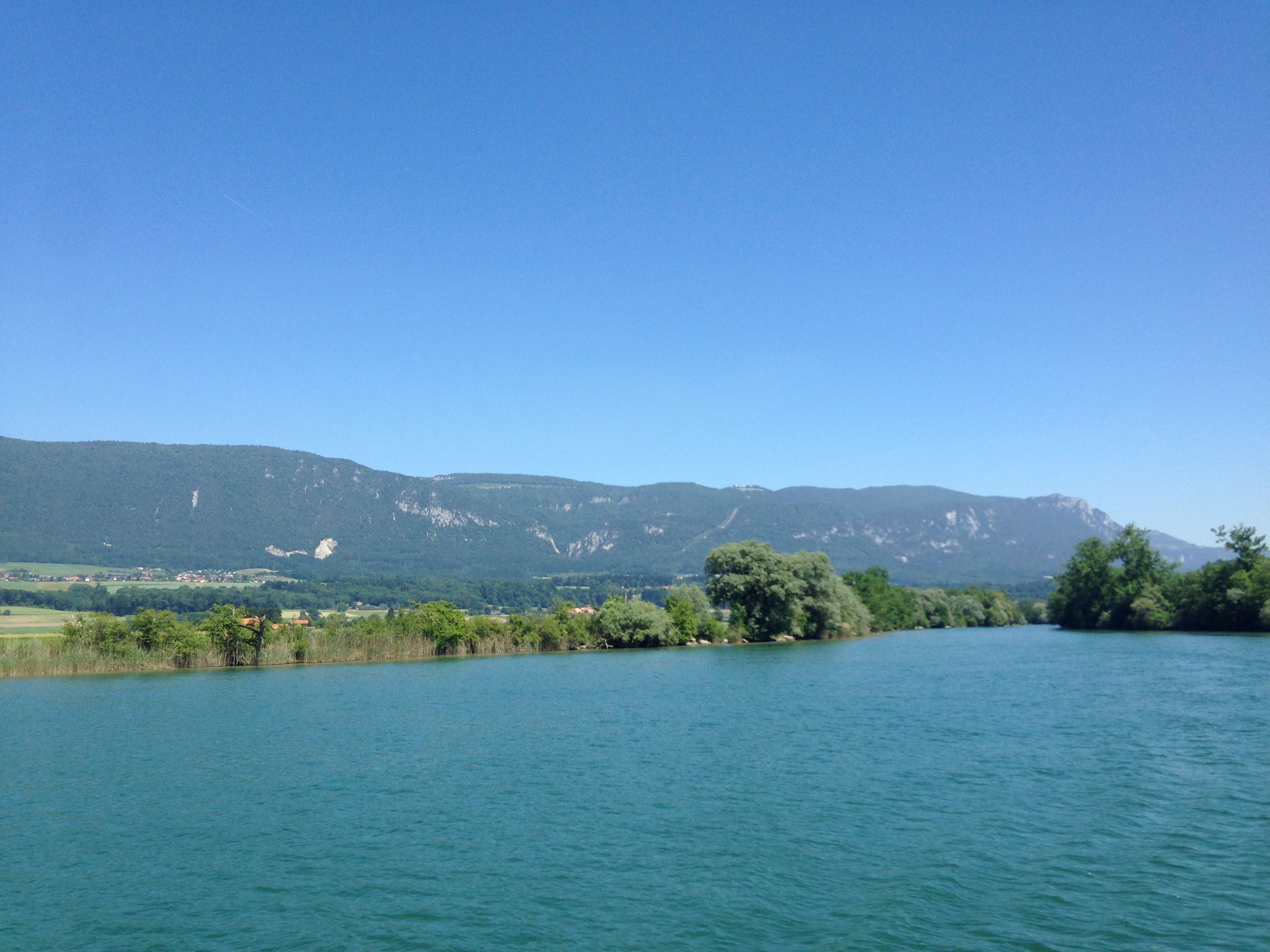 Aare dengan peminat kayak pada hari yang cerah