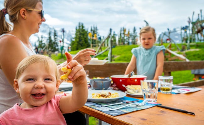 Summer excursion destinations: Cozy dining with children in the mountains, ideal for families with strollers.