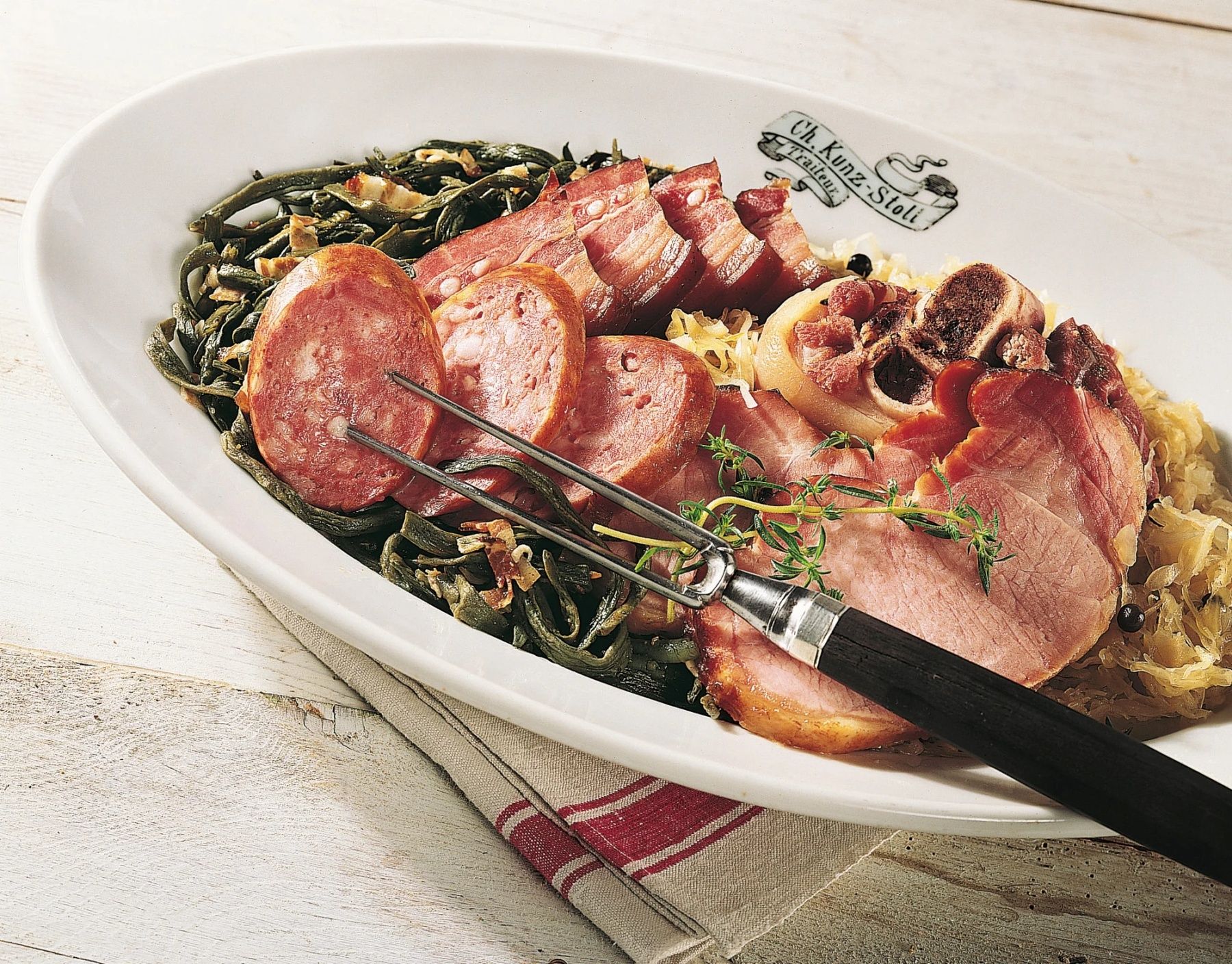 Berner Plواس s různými druhy masa a zeleniny