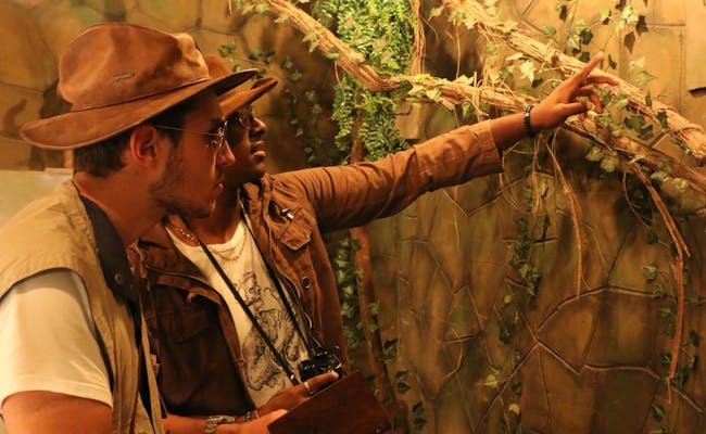 Due persone nell'Escape Room risolvono enigmi nell'ambientazione della giungla.