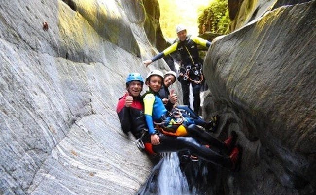 Canyoning Tessin mit Familie im Wasserlauf zwischen Felsen